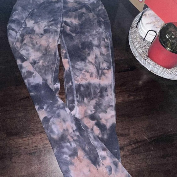 Lululemon keyhole leggings - Picture 2 of 3